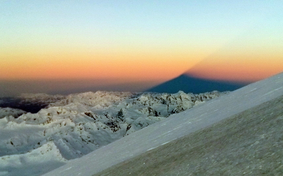 Великая тень великой горы. Восхождение Генераторного центра на Эльбрус в мае 2016.