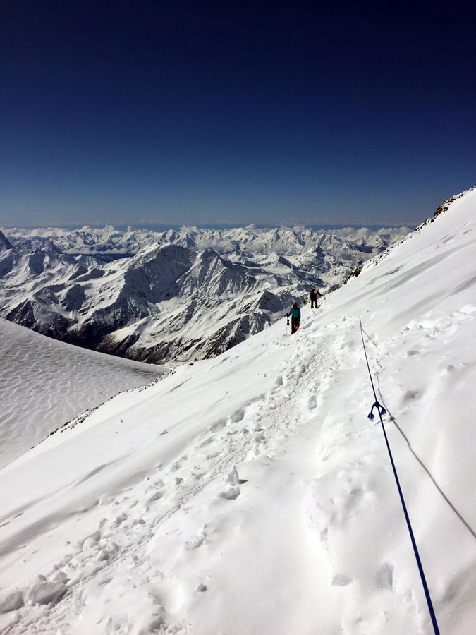Подъём с седловины на предвершинное плато. Экспедиция Генераторного центра на Эльбрус.