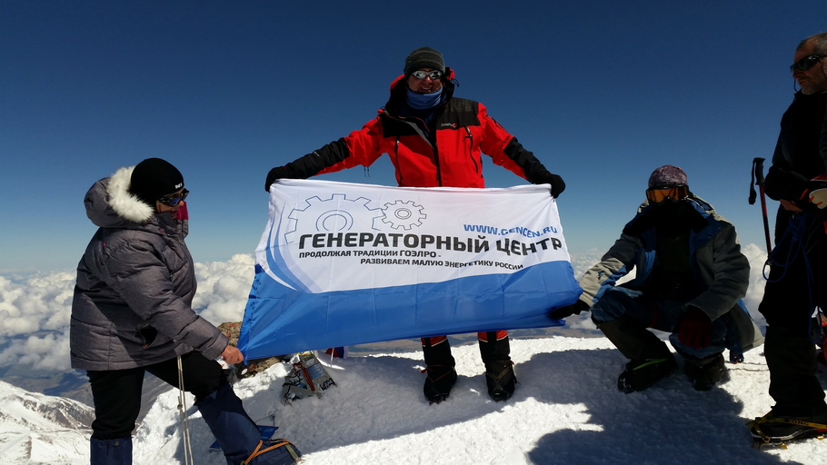Флаг Генераторного центра на самой высокой точки России и Европы. Западная вершина Эльбруса, 9 мая 2016 года.